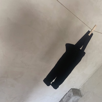 黑色背带裤